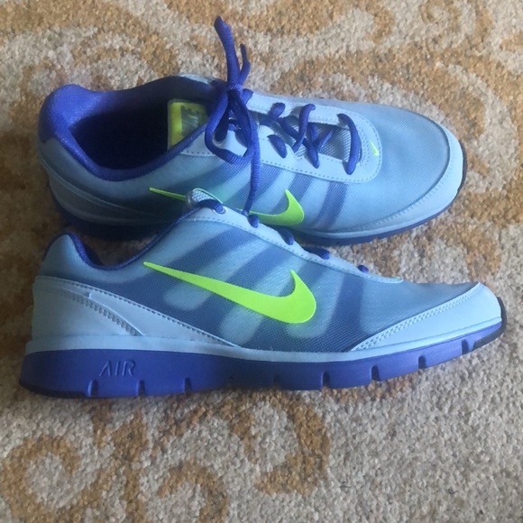 Women’s Nike total core training sneakers - Picture 2 of 5